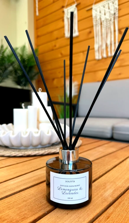 Luksusowy dyfuzor zapachowy Lemongrass &amp; Lavender 100 ml marki Solivya o świeżym i harmonijnym charakterze do nowoczesnych wnętrz.