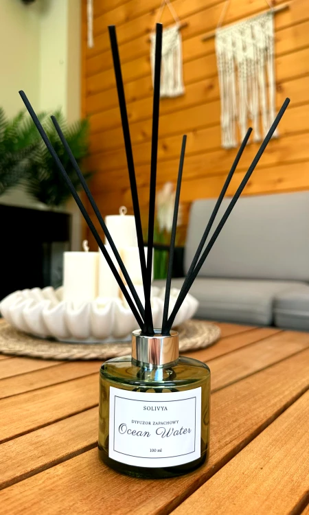 Dyfuzor zapachowy Ocean Water 100 ml marki Solivya z orzeźwiającą kompozycją nut morskich, neroli i bursztynu.