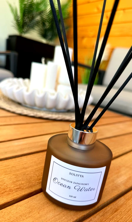 Elegancki dyfuzor zapachowy Solivya Ocean Water z naturalnymi patyczkami i świeżym aromatem inspirowanym luksusowymi wnętrzami.