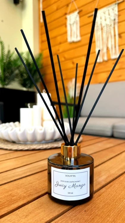 Elegancki dyfuzor zapachowy Solivya Juicy Mango z naturalnymi patyczkami i realistycznym aromatem soczystego mango.