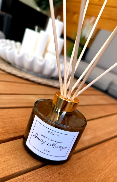 Dyfuzor zapachowy Juicy Mango marki Solivya w dekoracyjnej szklanej butelce z egzotycznym zapachem do nowoczesnych wnętrz.