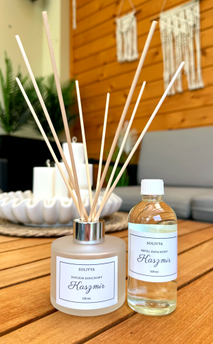 Dyfuzor zapachowy Kaszmir + Refill 2x100 ml marki Solivya z otulającą kompozycją kaszmiru, bursztynu i miękkiego piżma.