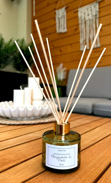 Dyfuzor Bergamote &amp; Cedr + refill 2x100 ml z naturalnymi patyczkami i nowoczesnym świeżym zapachem inspirowanym naturą.