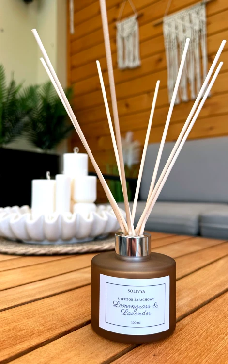 Minimalistyczny zestaw dyfuzora zapachowego Lemongrass &amp; Lavender i refillu marki Solivya o harmonijnym i kojącym charakterze.