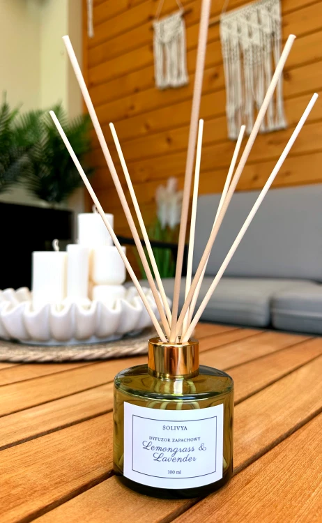 Dyfuzor do wnętrz Lemongrass &amp; Lavender + refill marki Solivya z aromatem lawendy i trawy cytrynowej tworzącym atmosferę wyciszenia.