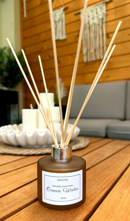 Minimalistyczny zestaw dyfuzora zapachowego Ocean Water i refillu marki Solivya o lekkim, świeżym i eleganckim charakterze.