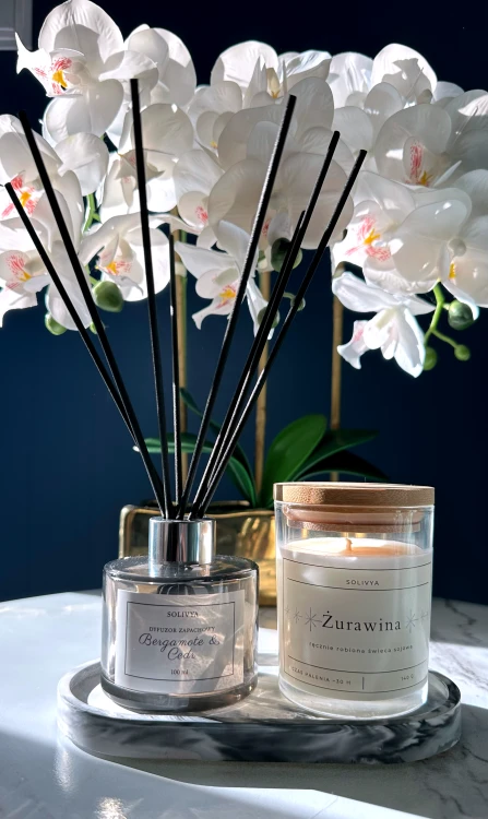 Stylowy czarny zestaw premium z dyfuzorem zapachowym, świecą i czarno-białą podstawką marble idealny na prezent i do eleganckich wnętrz.