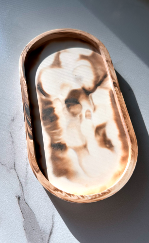 Elegancki zestaw z beżowym dyfuzorem zapachowym, świecą w szkle i dekoracyjną podstawką marble do wnętrz premium.